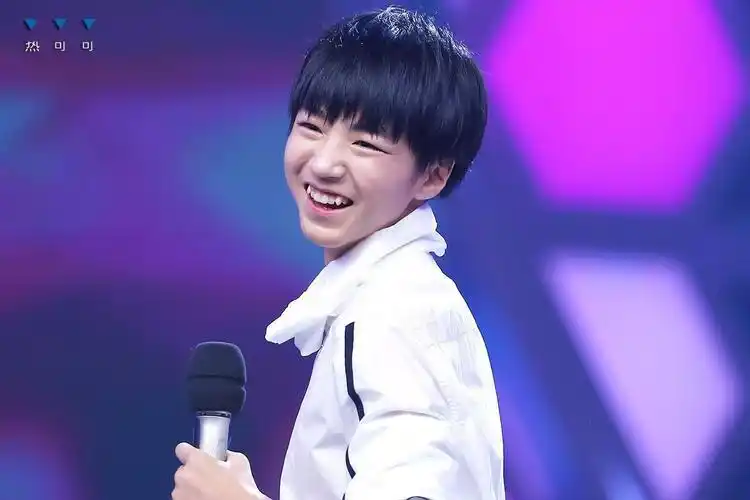 王俊凯笑成叉烧包,虎牙少年笑容超治愈_偶像