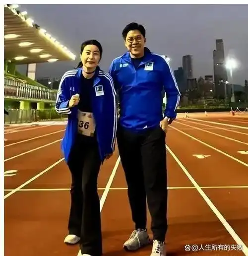 在米兰时装周结束后,国民女神郭晶晶选择在当地街头开心闲逛,引起了