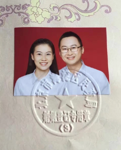 易思玲和相恋3年男友领证 晒结婚证幸福满满(图)