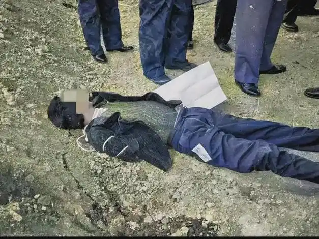 90年代,一名死刑犯被枪决后照片,倒在地上身上还绑着法绳子