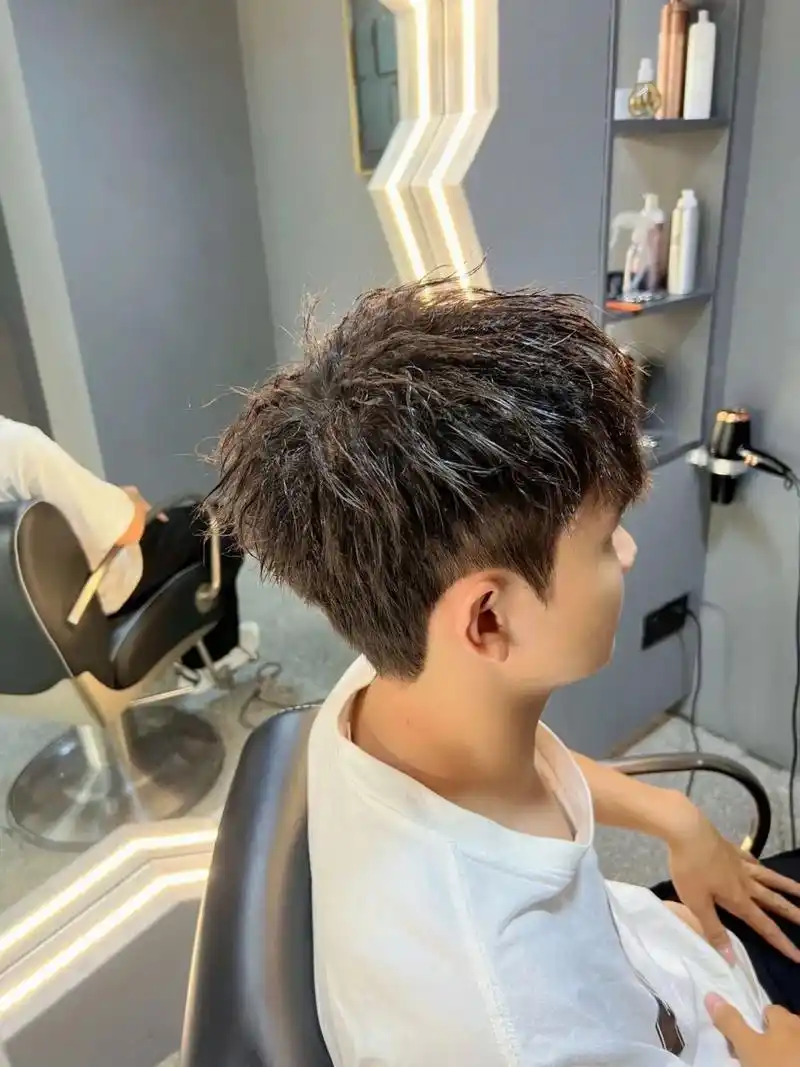 锡纸烫 首先将头发涂抹上热烫软化.