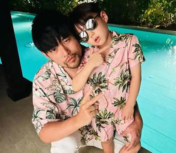 周杰伦晒与三胎温馨同框,感慨孩子长太快,1岁小女儿已学会走路_背影