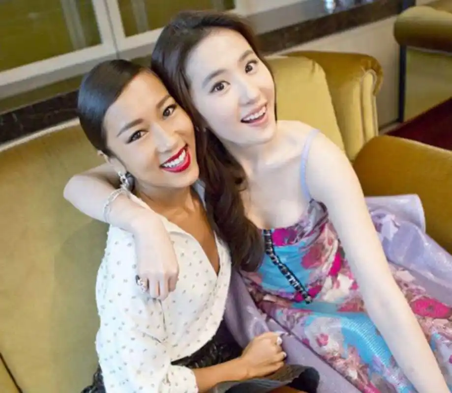 刘亦菲和吉克隽逸的合照,让我明白"肤色"真的不重要!