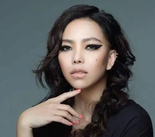 左颧骨有痣的女人比较强势,事业心比较强,而张惠妹出道至今一直以女强