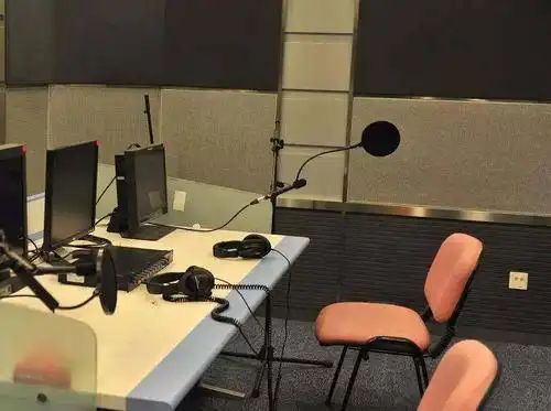 学员在录音间录制配音作品