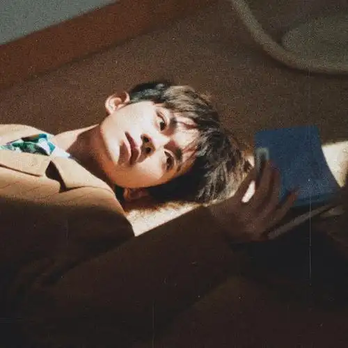 胶片相机里的易烊千玺每一帧都好有质感