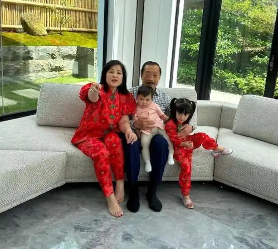 朱丽倩舅舅庆生刘德华小姨子穿绿裙抢镜陈志远两儿子超帅气