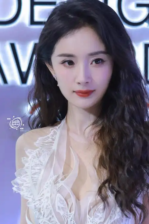 杨幂芭莎蕾丝纱裙造型