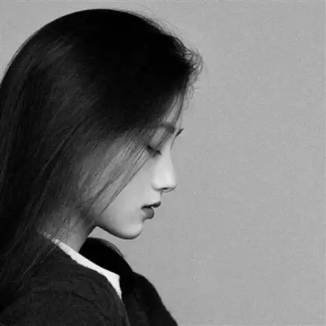 黑白美女头像伤感 伤感中带着一点成熟