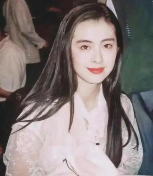 王祖贤|王祖贤加拿大街头被偶遇,小腹微隆长腿仍瞩目,穿69元凉鞋似