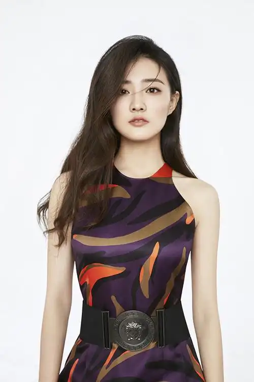 徐璐曝杂志封面写真 轻熟魅力展青春模样