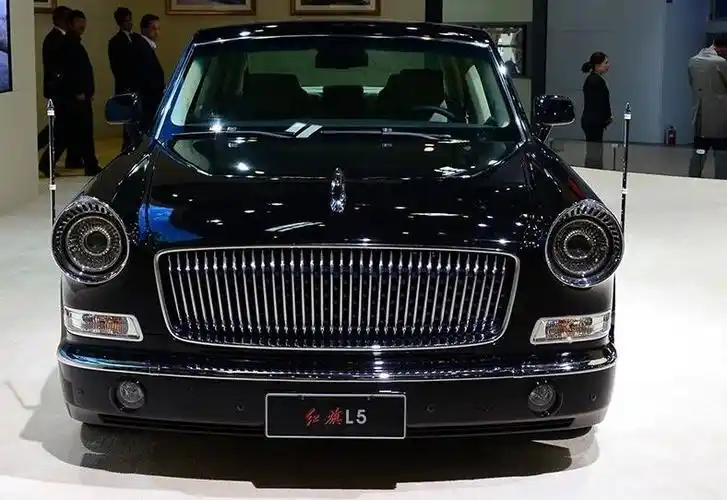 靳东的红旗l5是怎样的?车上专属有四个汉字,很多人都看不懂