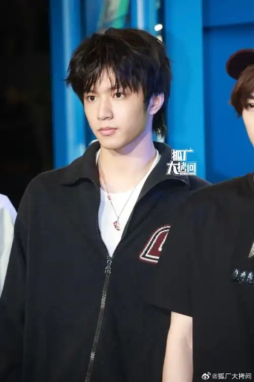 刘耀文活力男高##时代少年团拍摄路透##时代少年团美式街头风