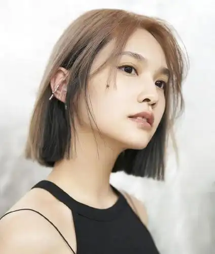 杨丞琳晒奶茶色短发造型