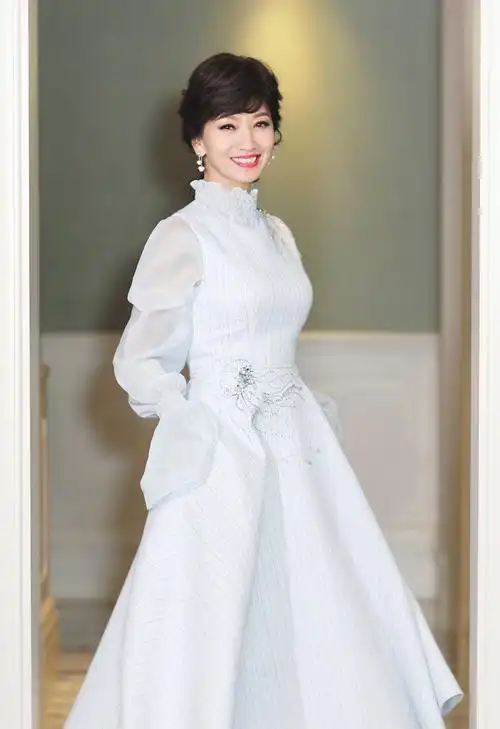 64岁赵雅芝穿上长裙,才知道什么叫真女神,那一抹回眸想起白素贞