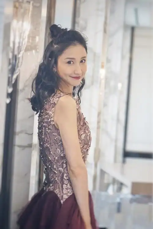 陈彦妃身穿无袖花卉连衣裙高级典雅,而无袖黑色薄纱裙优雅神秘!