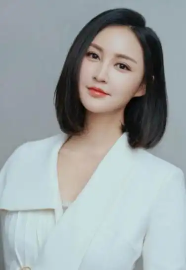 原本是一位备受瞩目的知名女演员,江一燕以出色的演技赢得了观众的