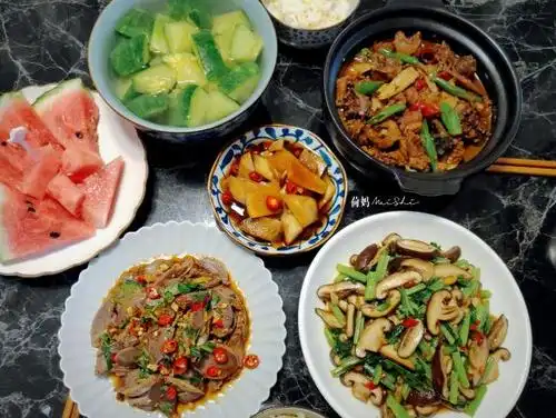 一家四口的周五晚餐,妈妈做了四菜一汤,有荤有素,家常味香