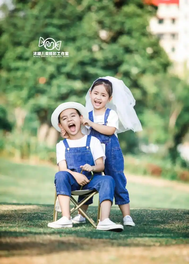 兄妹秋天外景照 南康儿童摄影