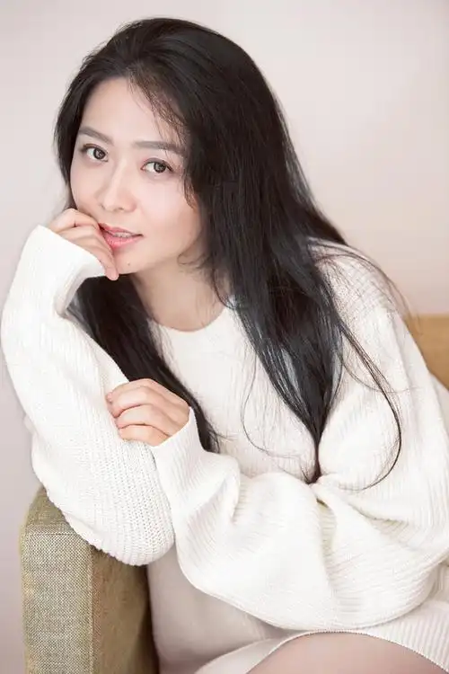 开心麻花贾金金写真清新自然笑容绽放温暖冬日