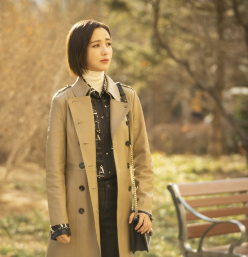 佟丽娅爱的厘米化身酷飒机长百变演绎冬日潮酷穿搭太吸睛