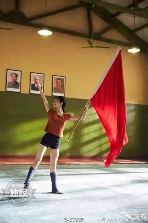 芳华钟楚曦领舞《寻梦》上热搜,跳舞的女孩形体和气质都超赞!