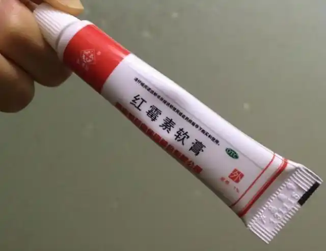 红霉素软膏用到眼里有哪些副作用(红霉素软膏在眼部涂两下)(2)