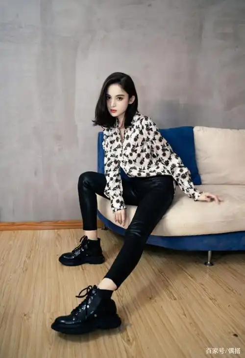 古力娜扎好厉害!印花衬衫搭牛仔短裤秀好身材,不愧是时髦教科书