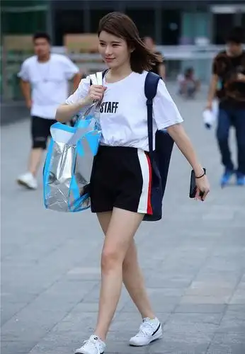 路人街拍白t运动型美女很阳光很活力