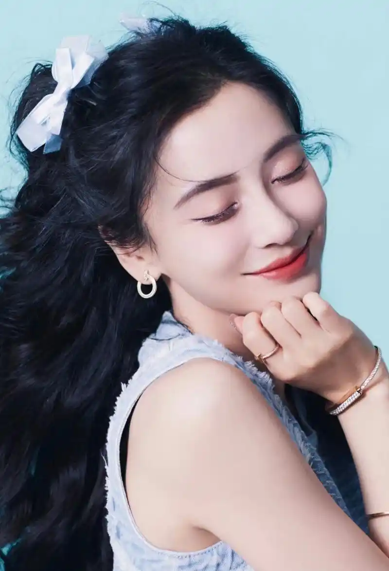 杨颖可爱造型:请你喝汽水