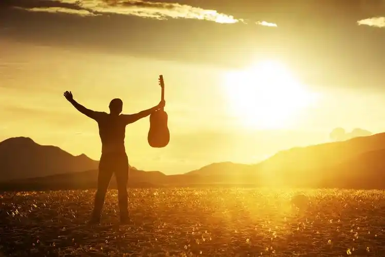 人享受阳光图片