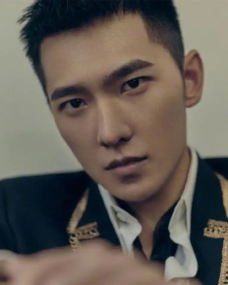 杨洋荷尔蒙指数爆表,剪寸头拍写真意外迷人,这颜值绝了!