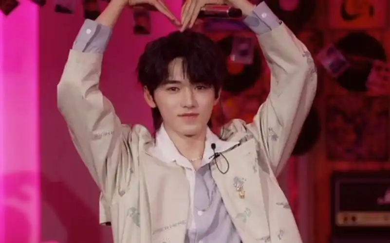 【宋亚轩】谁能拒绝一个拿着玫瑰花对你唱情歌的男孩子呢?