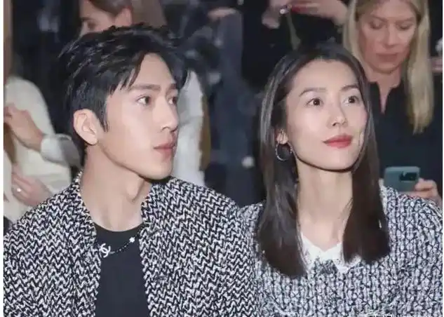 井柏然专注捕捉女友刘雯走秀,恩爱同框,令人羡慕不已