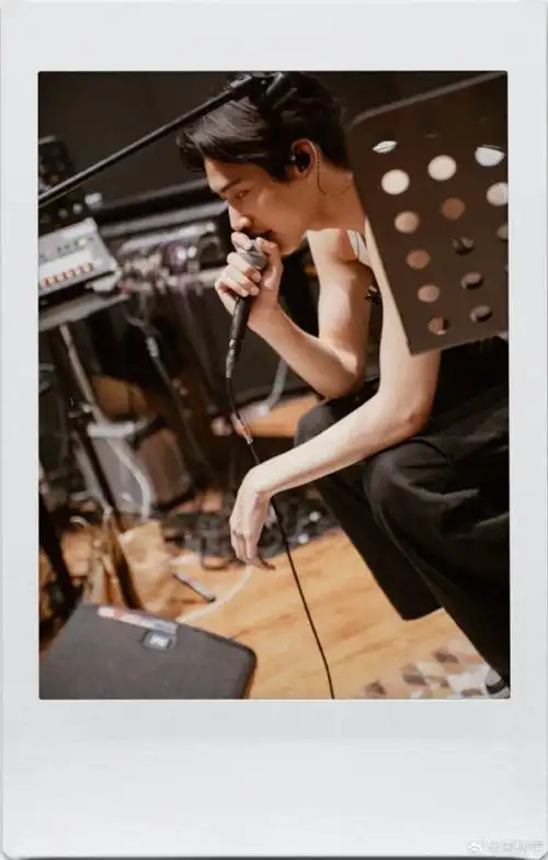 周柯宇北京演唱会排练照96白色背心露出的肌肉我直接斯哈演唱会倒