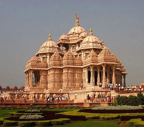 阿克沙尔达姆神庙作为最大的印度教寺庙建筑群而载入吉尼斯纪录.