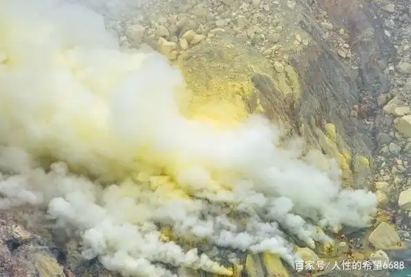 印尼伊真,松绿火山湖如仙境般美丽,流动的硫磺点燃地狱之火