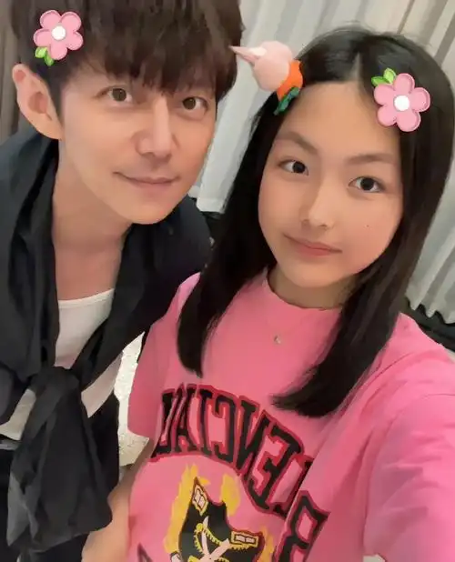 何炅王诗龄合照#李湘晒出女儿和何炅的合照,网友说这个干爸很靠谱