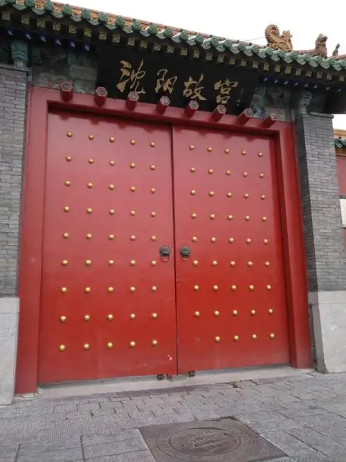 庄严的故宫大门,由大红色装扮,是喜庆,是至高无尚权贵的象征.