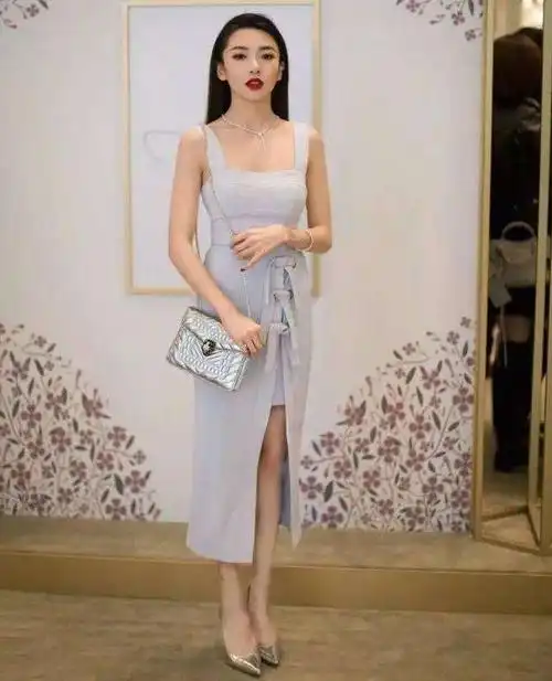 只是这身高也许是硬伤,穿着高跟鞋的程晓玥仍然矮郑恺半个头,看过跑男