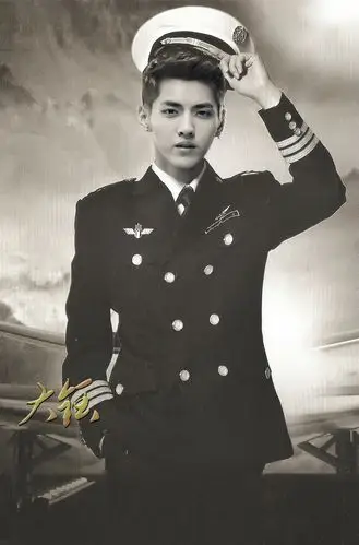 军装吴亦凡    fanart 3p    1,3p crlogo   2p出处不知侵删