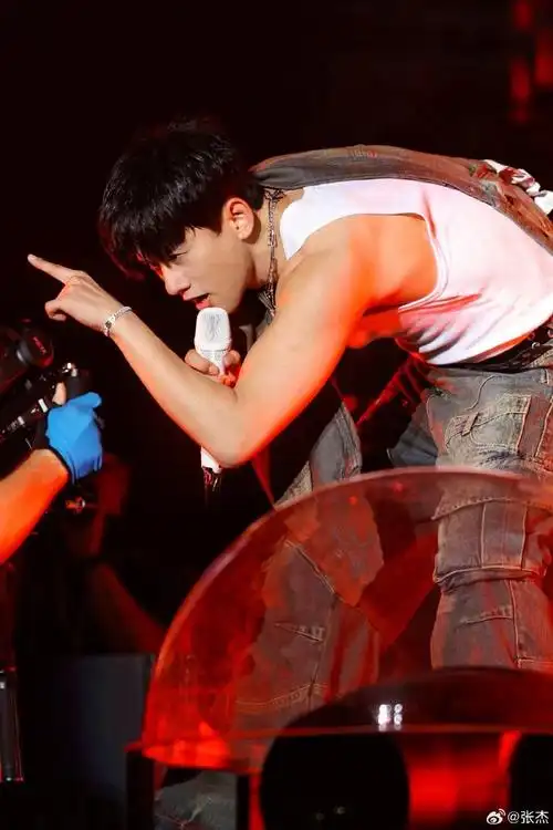 张杰深圳演唱会舞台照#张杰晒深圳演唱会舞台照,无袖背心造型太帅气