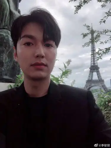 开启迷妹模式李敏镐首开直播大秀高颜值每一个动作都那么甜那么帅