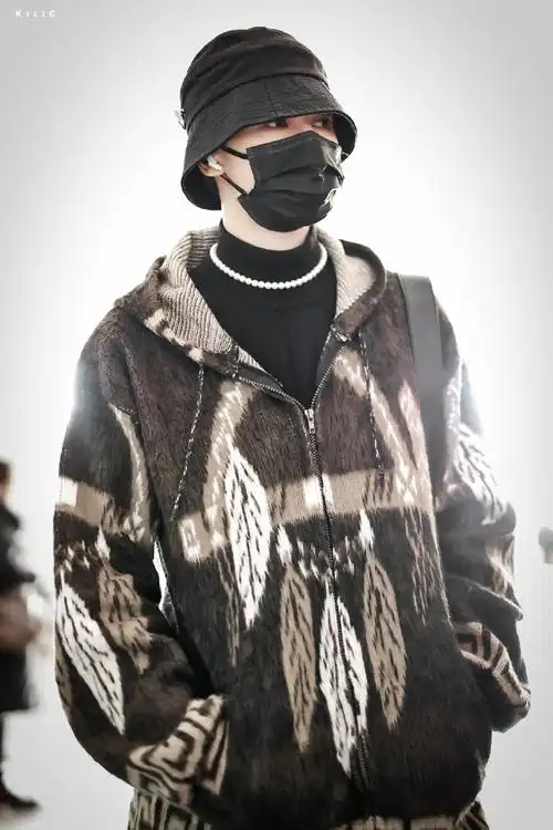 朱正廷新发色机场照