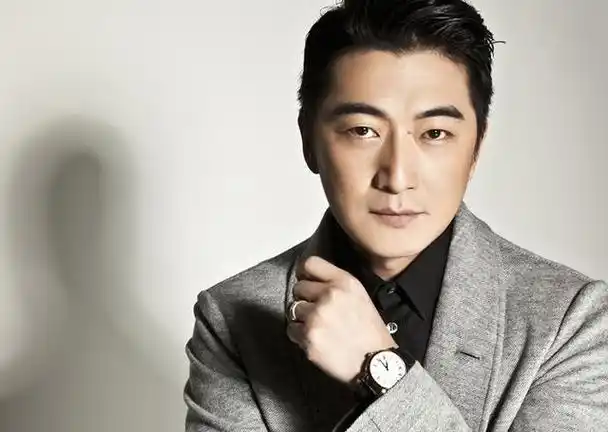 54岁著名演员邵峰已经移居加拿大,在他的豪宅中,打篮球