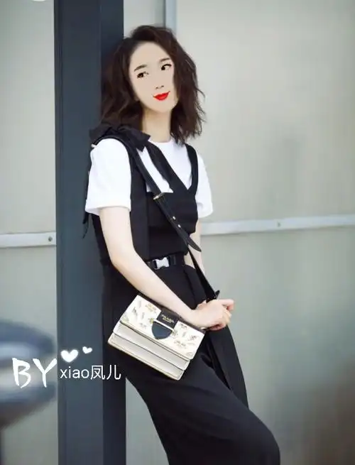 我最近在快手上看他们直播间卖的衣服都是秋装,一晃