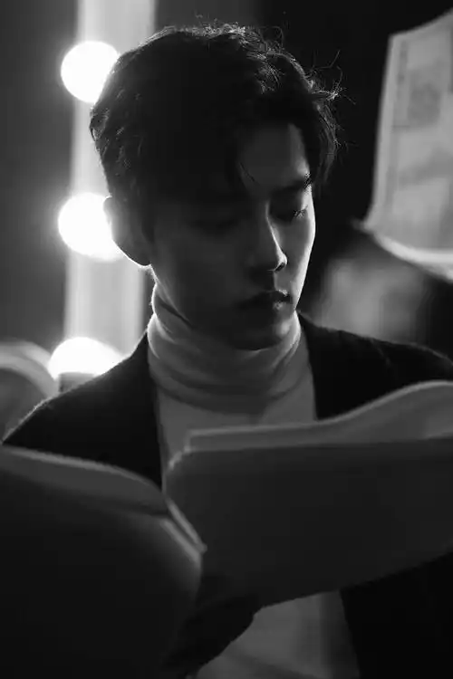 肖战暗黑氛围大片,给人一种温馨,安全,宁静的氛围_环境_一野_思考