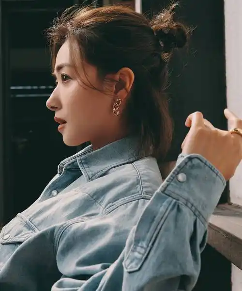 万茜黑色高开叉连衣裙高跟鞋大长腿写真_气质_显得_造型