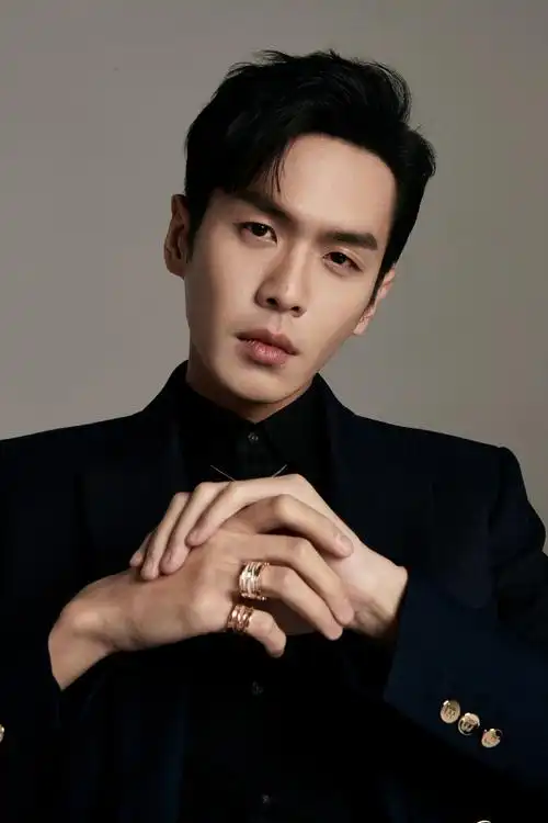 简介:张若昀质感西装儒雅帅气西装写真,分享一组张若昀图片给大家,图