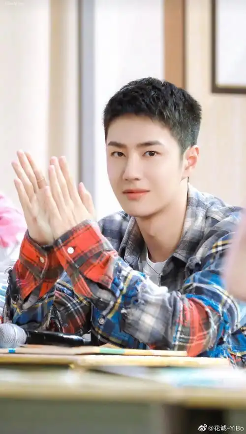 王一博的短发会留多久,一些天天向上里的短发造型[牛轰轰拥抱]跟在